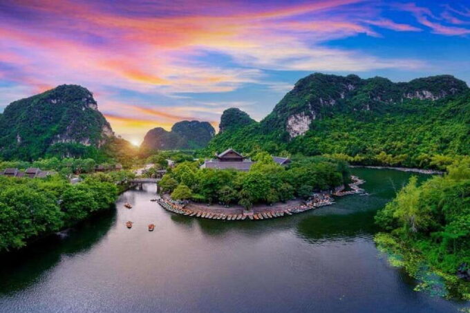 Trang An Boat, Bai Dinh Pagoda, & Mua Cave Full Day Tour - Hiking to Mua Cave