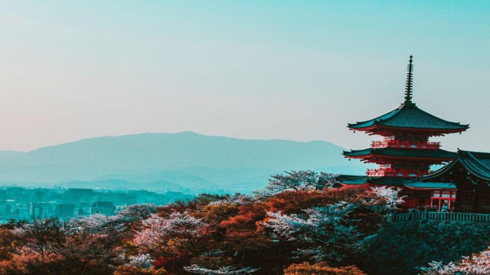 Treasures of Kyoto: Gion & Historical Walking Tour - Izumo-no-Okuni Statue Insights