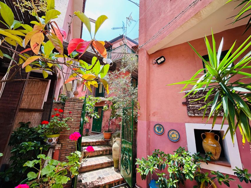 Trekking,room,tastings,dinner - Key Points
