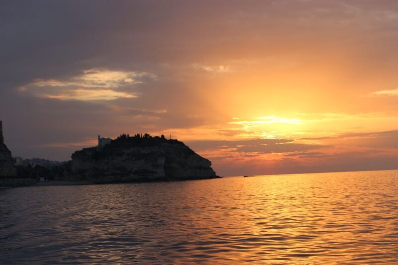 TROPEA: tramonto con aperitivo e snorkeling max.2 pax - Key Points