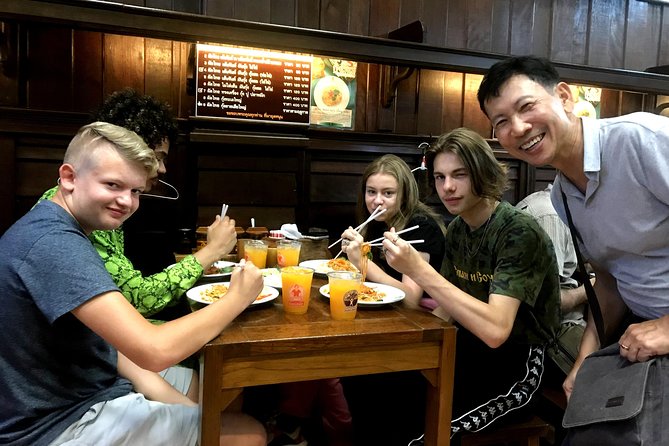 Tuk Tuk Bangkok Private Tour: WW2 Pad Thai, 360-Viewpoint, Chinatown (Pickup) - Golden Mountain Experience