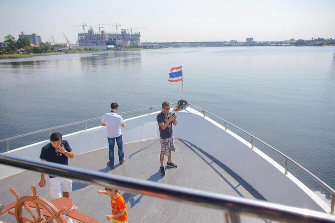 Twilight Dinner Cruise Along Chao Phraya River in Bangkok - Meeting and Accessibility Details