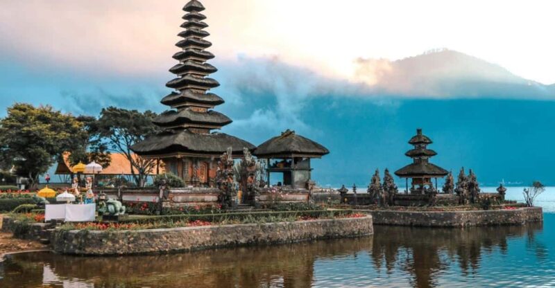 Ubud: Explore Water Temple, Monkey Forest and The Twin Lake - Pickup and Transportation