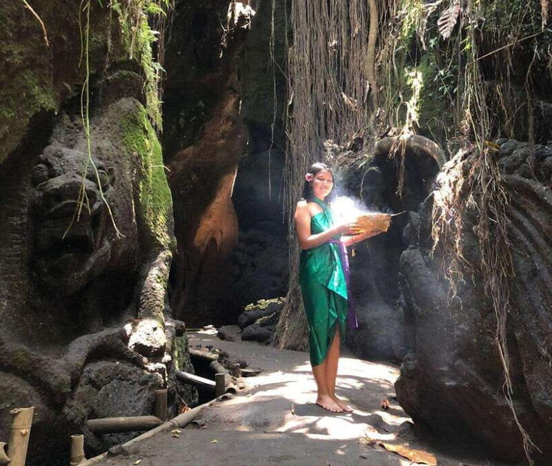 ubud griya beji waterfalls : purification ceremony - The Natural Setting and Its Impact