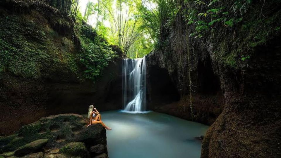 Ubud: Monkey Forest, Rice Terraces, Temple & Waterfalls Tour - Sacred Monkey Forest Sanctuary