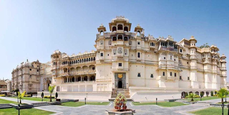 Udaipur: Palace of Udaipur & Jagdish Temple Walking Tour - Itinerary Highlights