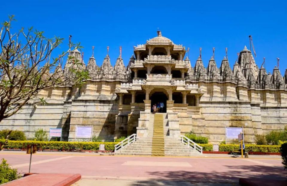 Udaipur: Palace of Udaipur & Jagdish Temple Walking Tour - Exploring Jagdish Temple
