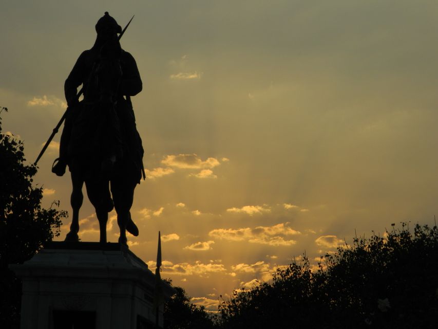 Udapiur: Night Walking Tour - Nearby Restaurants and Cafes