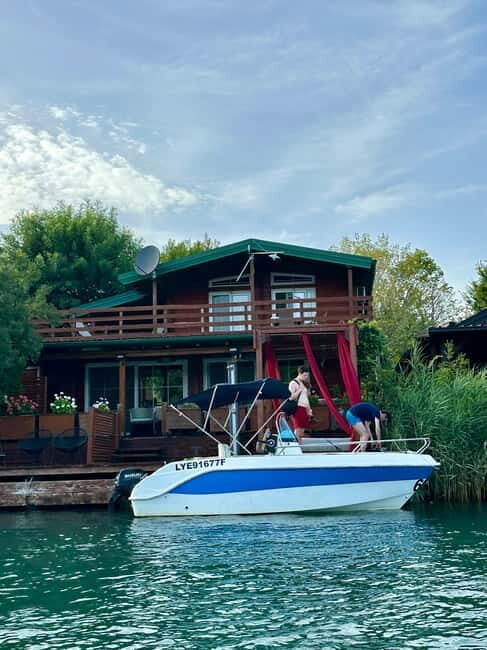 Ulcinj: Private Amazonas Boats Rental - Key Points