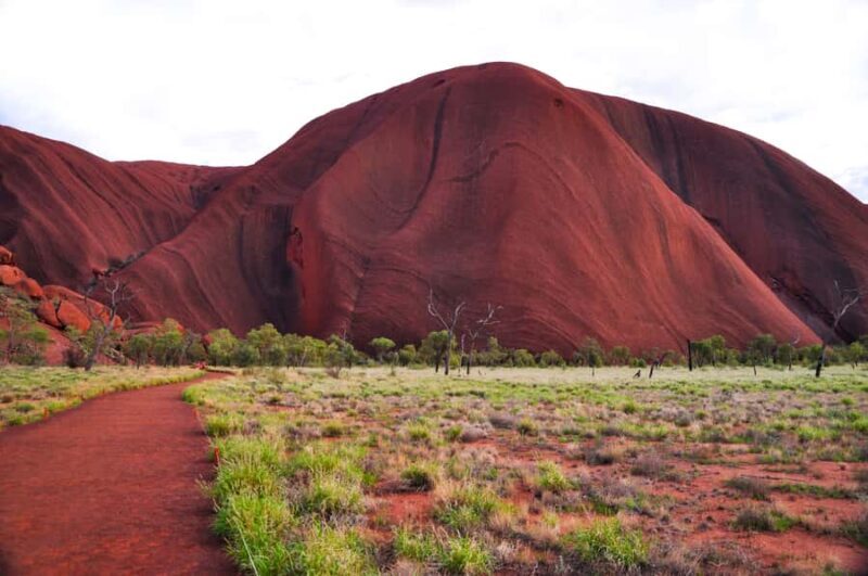 Uluru: Sacred Sites & Sunset Tour with Wine & Cheeseboard - The Sunset: Nature’s Living Canvas