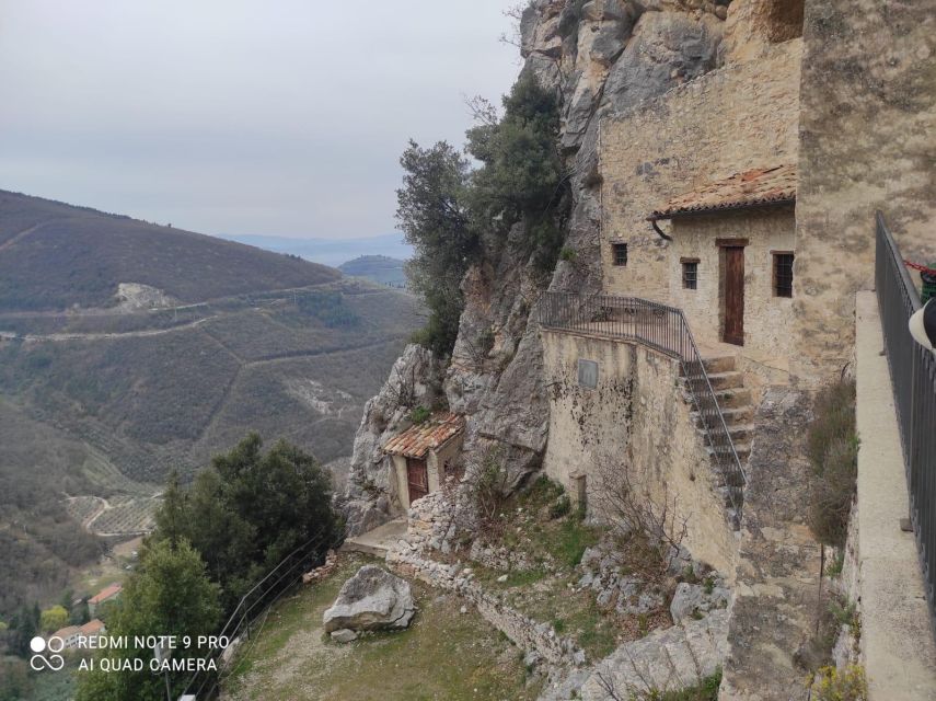Umbria: Menotre Valley and Rasiglia Hiking Tour With Lunch - Guided Trekking Experience