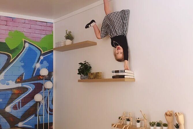 Upside Down House Photo Experience in Australia - Duration and Group Size