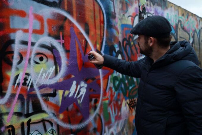 Urban Canvas: Exploring Shoreditchs Vibrant Street Art - A Vibrant and Unforgettable Experience