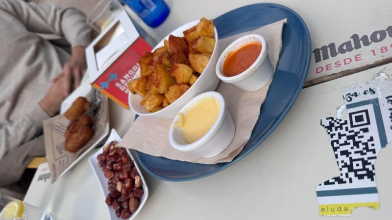 Valencia: Guided Private Bike Tour With Tapas and Drinks - Key Points