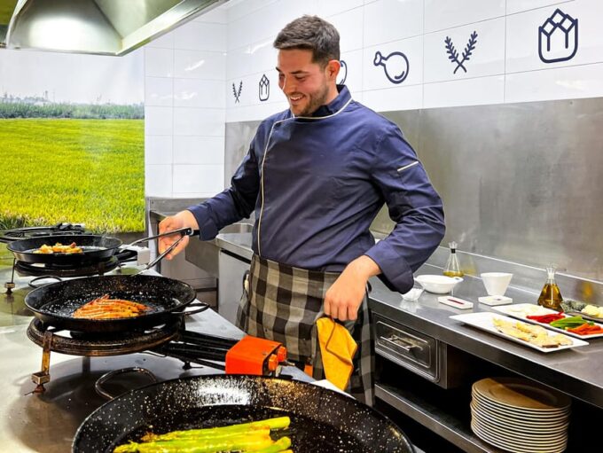 Valencia: Paella Cooking Class With Central Market Tour - Customer Testimonials and Ratings