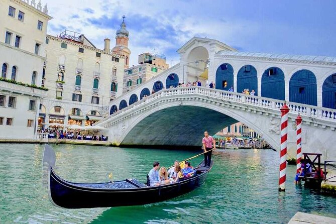 Venice: 2 Hours Morning Walk Tour With Gondola Glide - Shared Gondola Ride