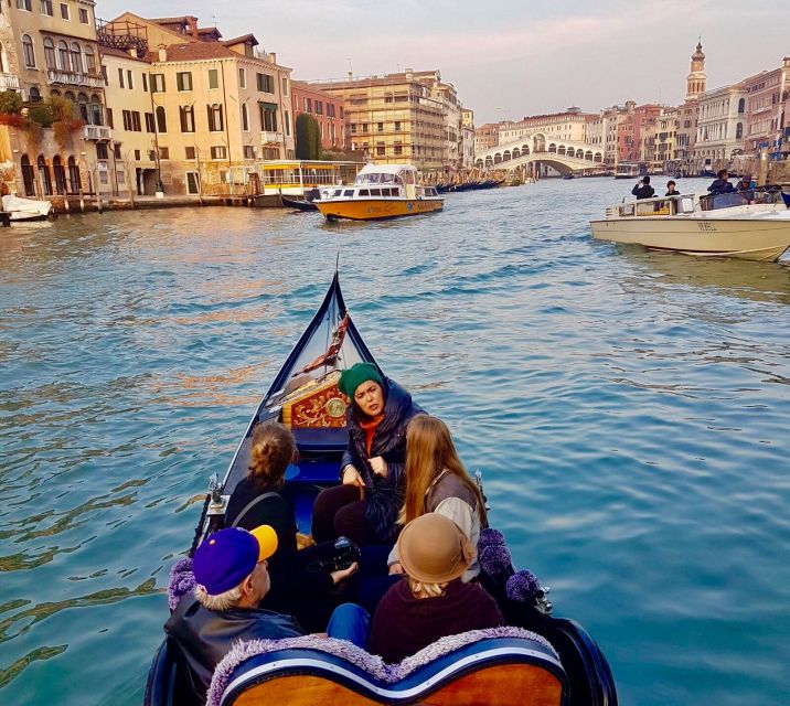 Venice: 30 min Gondola Ride on the Grand Canal with Guide - A Close Look at the Experience