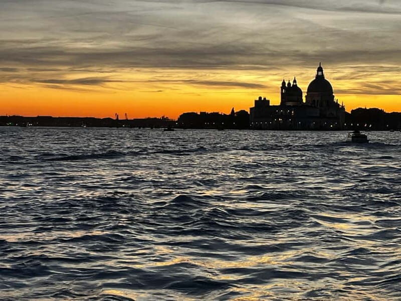 Venice: a boat tour amid the whispering water and light, a reality waiting to be discovered. - Key Points