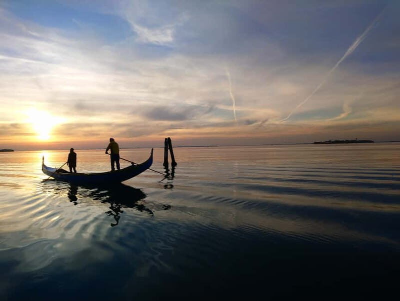 Venice: a boat tour amid the whispering water and light, a reality waiting to be discovered. - Exploring Venice from a Boat: A Unique Perspective