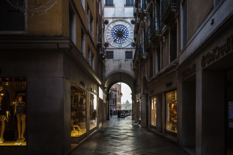 Venice: City Center Historical Guided Walking Tour - Navigating the Narrow Streets and Hidden Squares