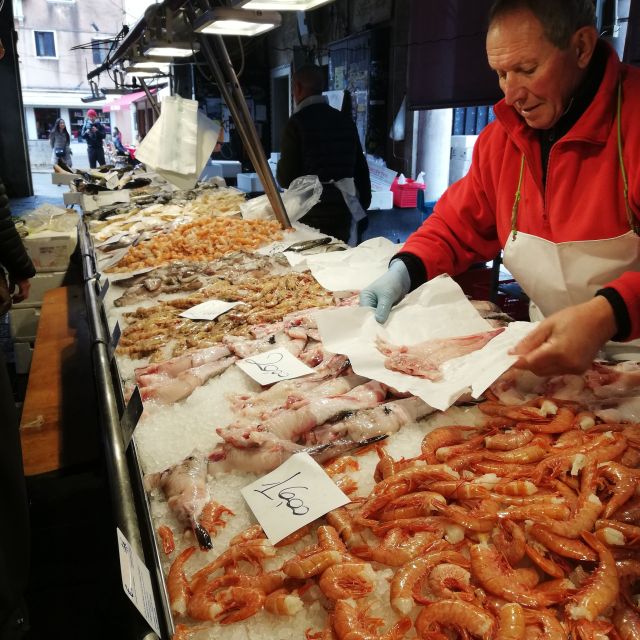 Venice: Fish Market Shopping Walking Tour & Home Cooked Meal - Observing the Lively Market Scene