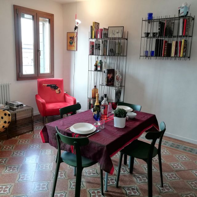 Venice: Fish Market Shopping Walking Tour & Home Cooked Meal - Dining in a Canal-Side Setting