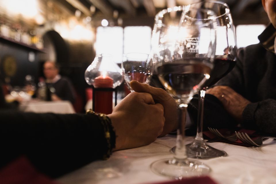Venice: Gondola Ride With Serenade and Romantic Dinner - Group Size and Seating