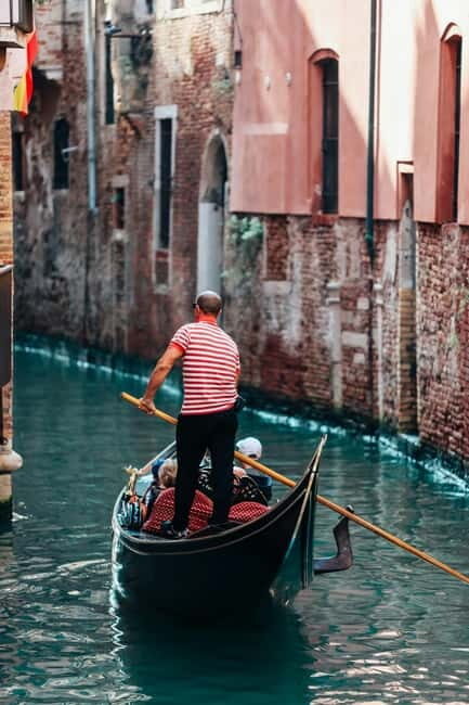 Venice: Gondola tour with live introductory commentary and audio guide - Key Points