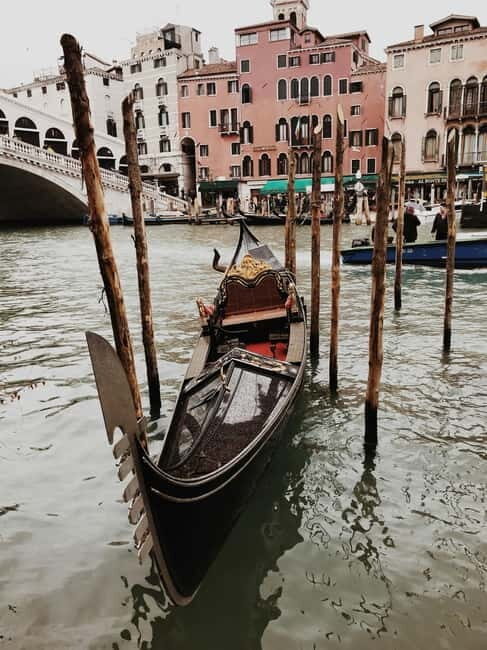Venice: Gondola tour with live introductory commentary and audio guide - An In-Depth Look at the Experience