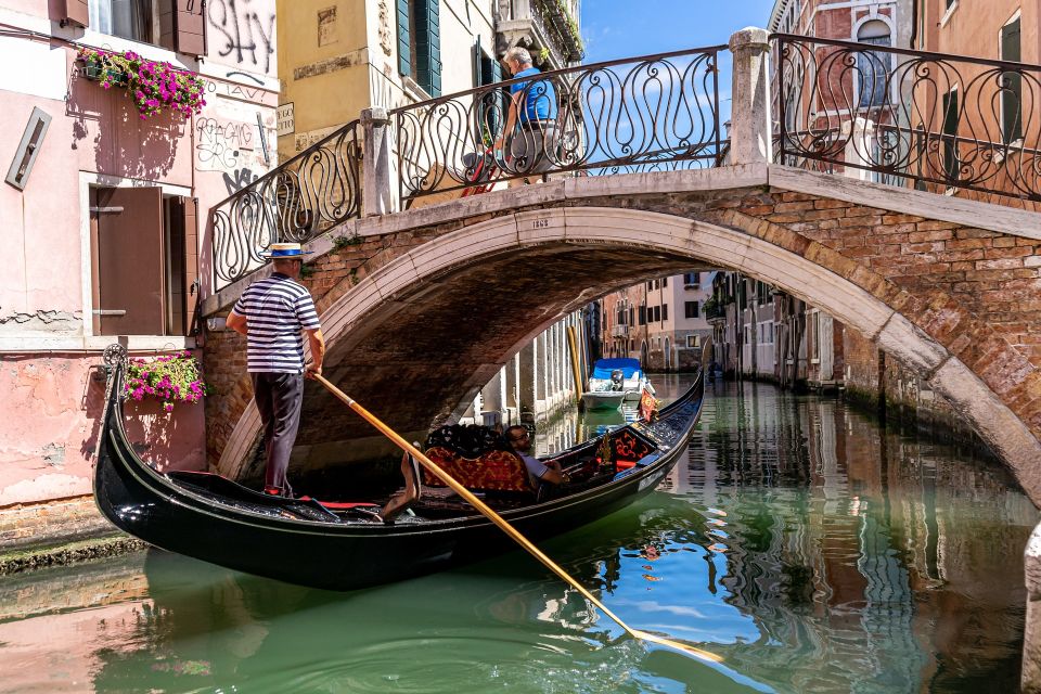 Venice: Grand Canal by Gondola With Live Commentary - Tips for Enjoying Your Ride