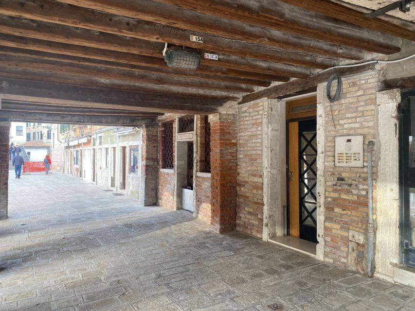 Venice: Jewish Ghetto and Cannaregio Food and Wine Tour - Cannaregio District Exploration