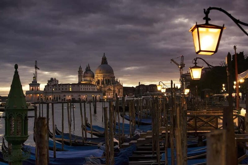 Venice: Night Guided Walking Tour of the City's Highlights - Exploring Venice After Dark