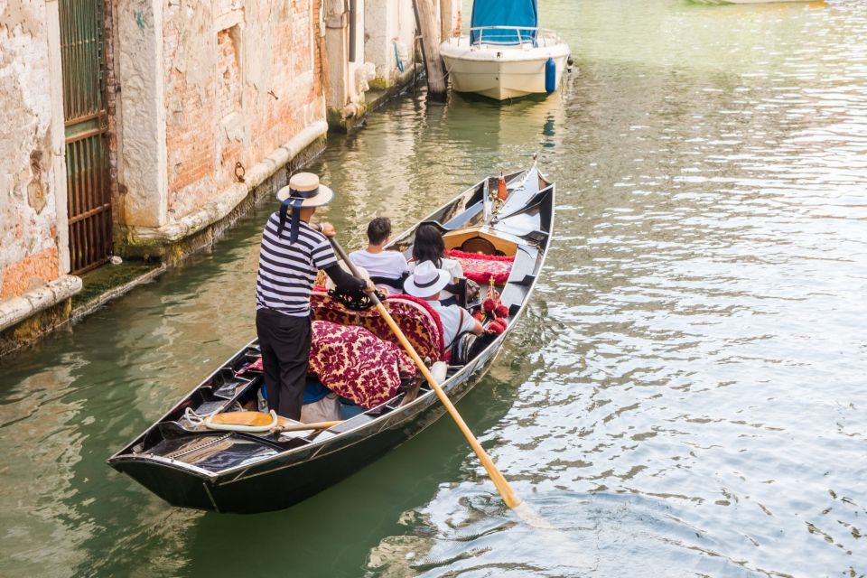 Venice: Private Gondola Cruise for up to 5 Passengers - Key Points