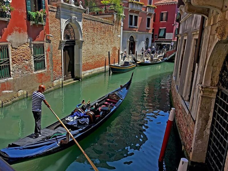 Venice: Rialto Bridge Guided Tour and Shared Gondola Ride - Key Points