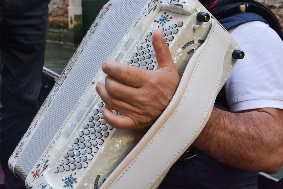 Venice: Romantic Shared Gondola Serenade on the Grand Canal - Dining Options
