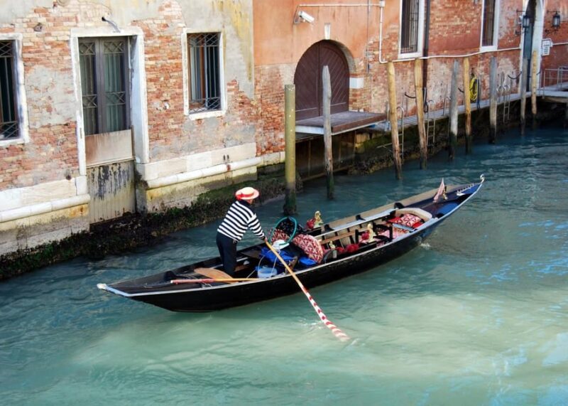 Venice: Shared Gondola Through breathtaking Bridge of Sighs - Who Will Love This Tour?