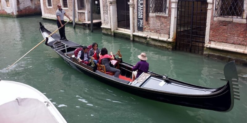 Venice: St Mark's Highlights Lunch & Gondola - Key Points