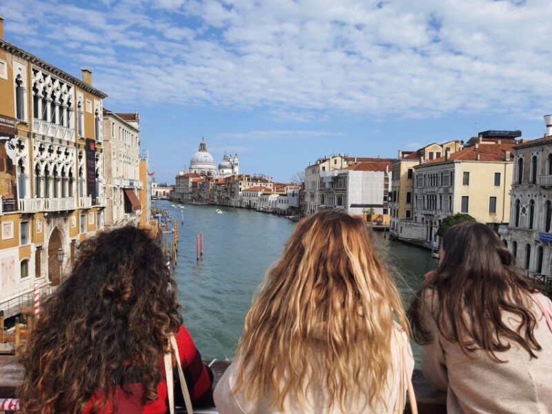Venice: Walking Guided Tour of the City Must-See Sites - Must-See Sites on the Tour