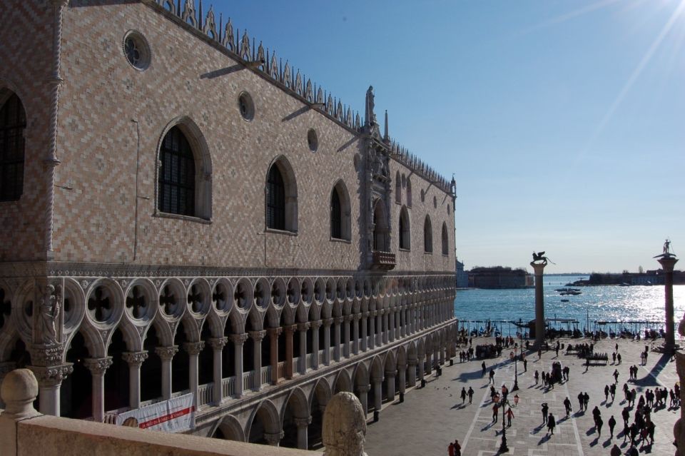 Venice Walking Tour and Doges Palace Guided Visit - Iconic Sights