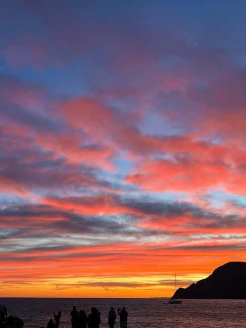 Vernazza: Cinque Terre sunset private boat tour w/ aperitivo - Key Points