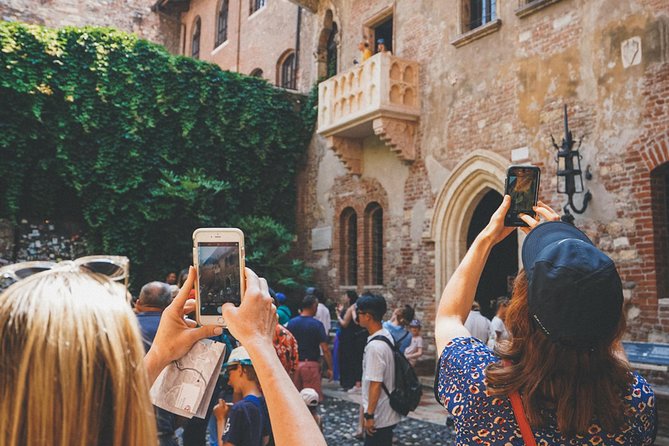 Verona Highlights Walking Tour in Small-group - Visiting Juliets House