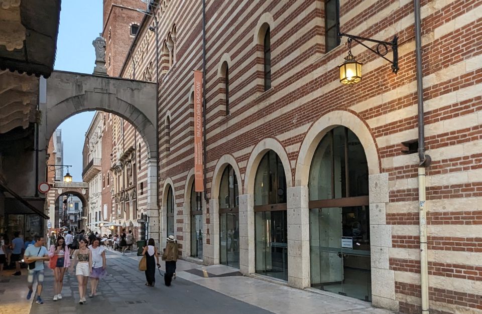 Verona: Walking Tour With 9+ Landmarks Explained - Experience and Learning Opportunities