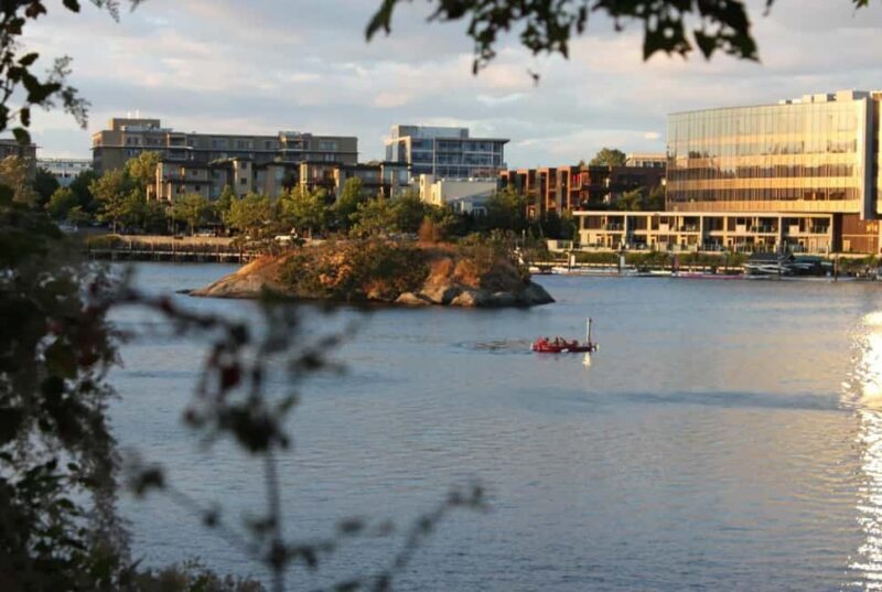 Victoria: Private Hot Tub Boat Rental - What Makes This Hot Tub Boat Special?