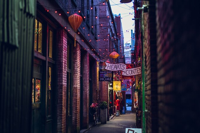 Victoria Scavenger Hunt and City Highlights Walking Tour - Explore the City