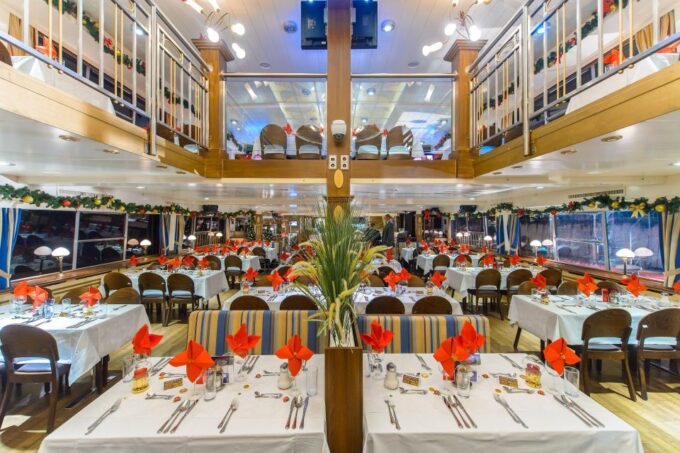 Vienna: 3,5-Hour Danube Cruise Austropop - Dining Experience