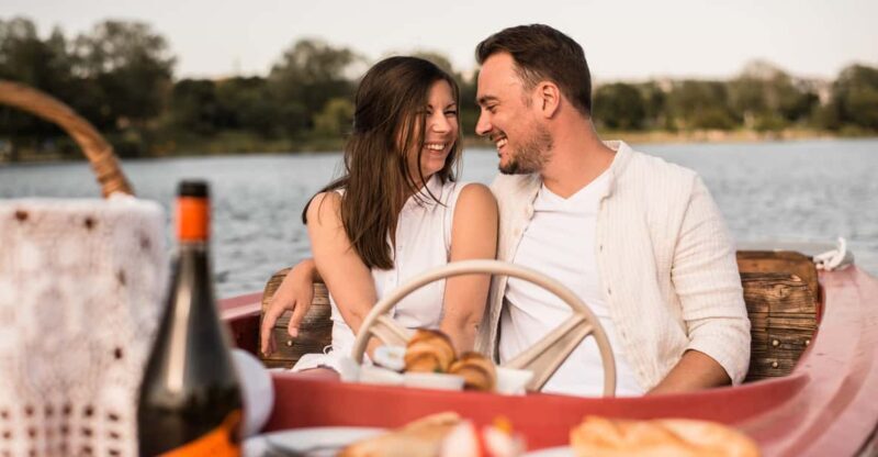 Vienna: Retro Boat Tour on the Danube River with Picnic - Key Points