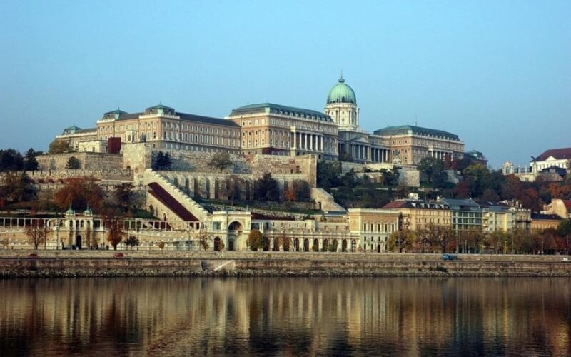 Vienna:Private & Customizable Budapest Day Trip with a Local - Key Points