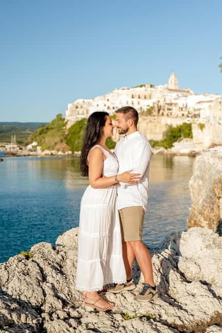 Vieste: a couple's photo tour at sunrise among romantic alleys and the sea. - Key Points