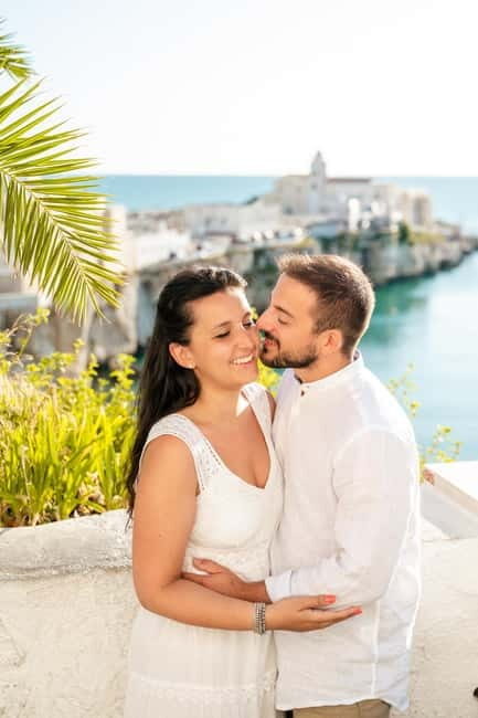 Vieste: a couple's photo tour at sunrise among romantic alleys and the sea. - Discovering Vieste at Sunrise: A Beautiful Beginning