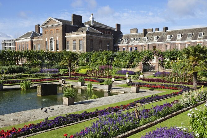 VIP Kensington Palace Tour & Royal Tea Crown Experience - Guide Performance